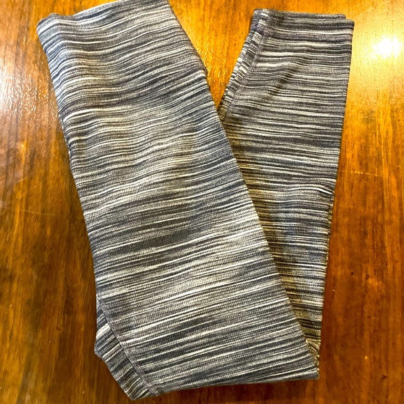 lululemon athletica Pants - Lululemon Align leggings sz 6. 25” Heathered Black/White. No flaws!